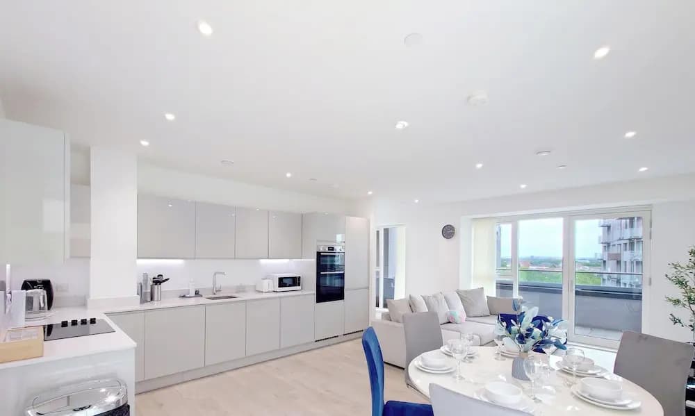 Deluxe Serviced Three Bedroom Apartment - photo 14