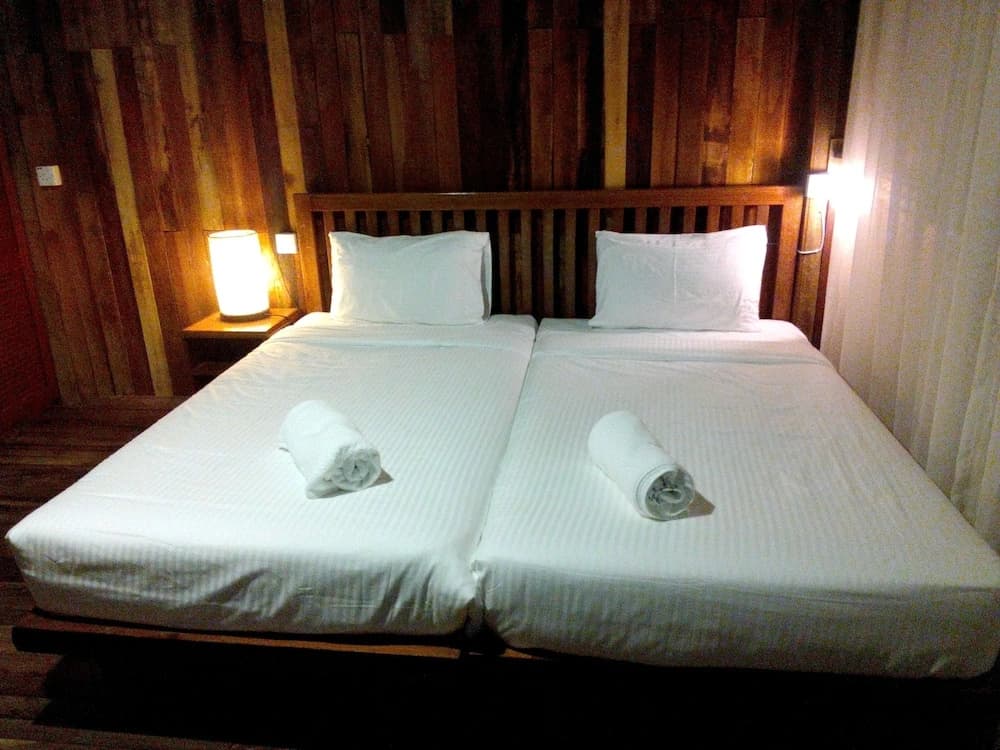 Pavilion Inn Hotel - photo 2