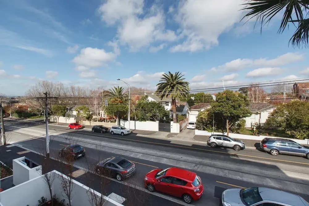 Chic 1-bed With a Sleek Balcony Near Shops - photo 12