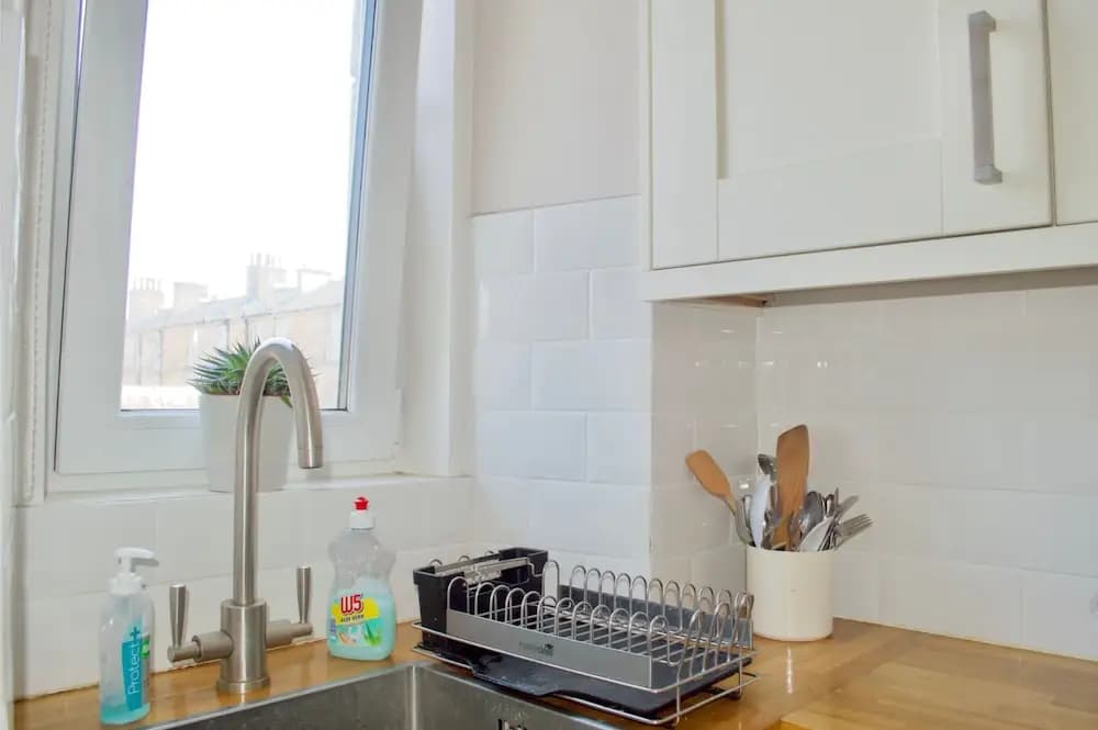 Beautiful 2 Bedroom Flat in Leith - photo 11