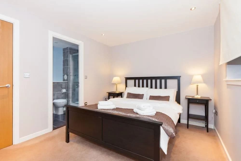 Modern Two Bedroom Apartment - photo 12