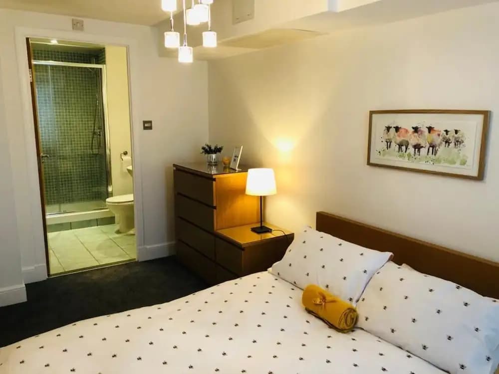 Remarkable 2 Bed Apartment in Edinburgh - photo 14