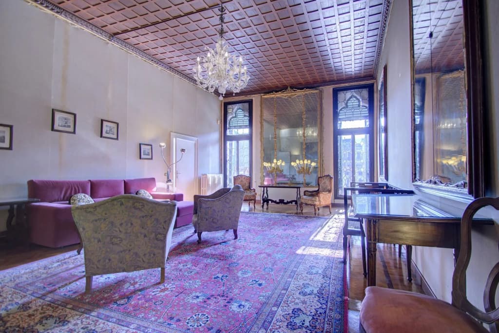 PANORAMIC 9 WINDOWS OVER GRANDCANAL, 3 bed, 2 bath - photo 2