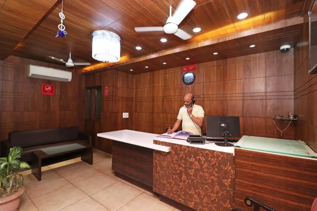 Hotel Jashn Inn near Apollo Hospital, Delhi - photo 17