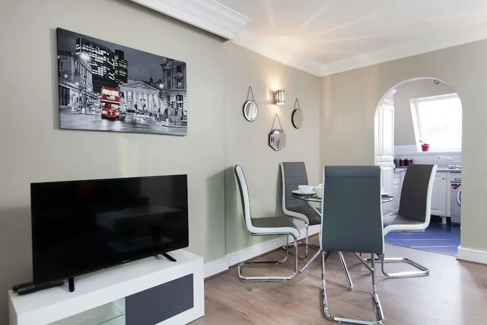 Luxury 2 bed apartment Warren Street - photo 2