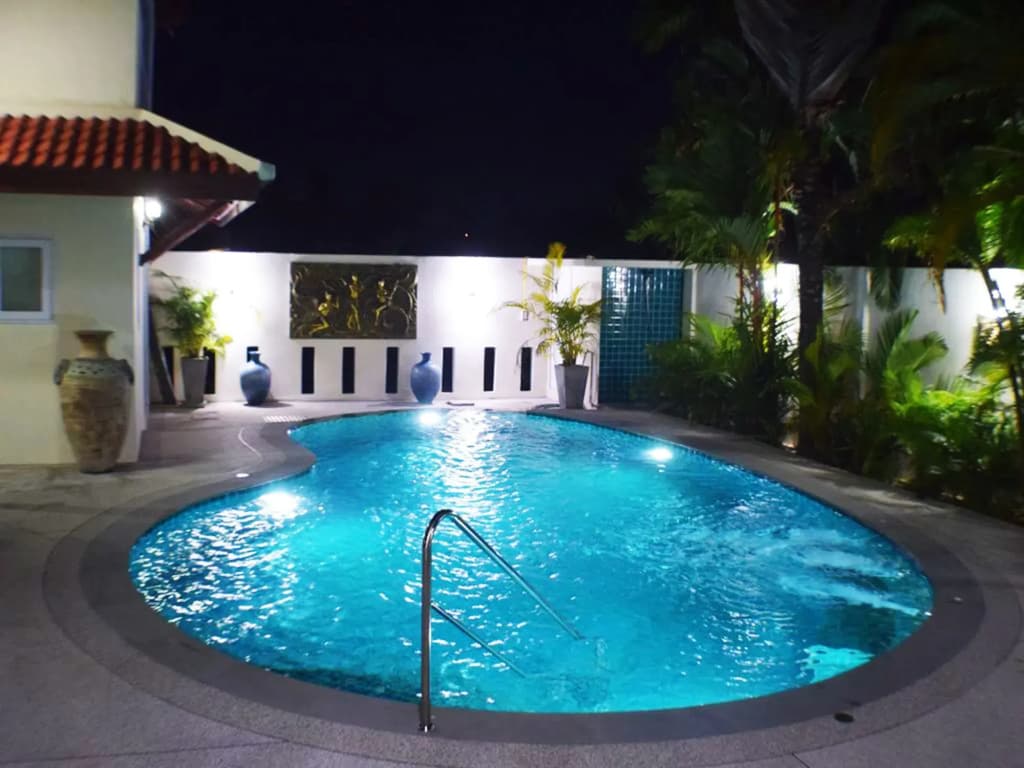 Luxury 5 Bed 5 Bath Villa - photo 11