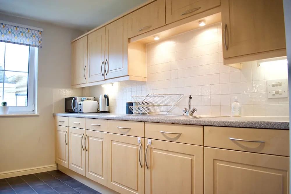 Large 2 Bedroom Flat in Leith With Free Parking - photo 13