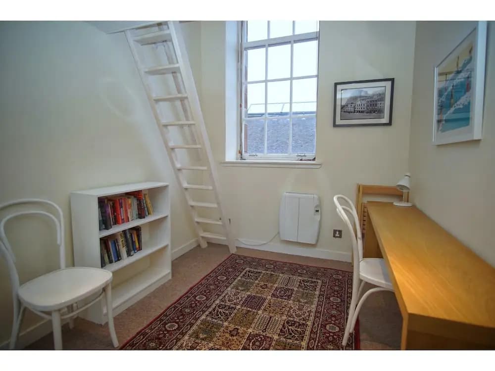 Bright, Spacious Old Town Flat for 6 - photo 9