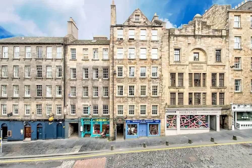 JOIVY 1-Bed Flat In Edinburgh Old Town - photo 1
