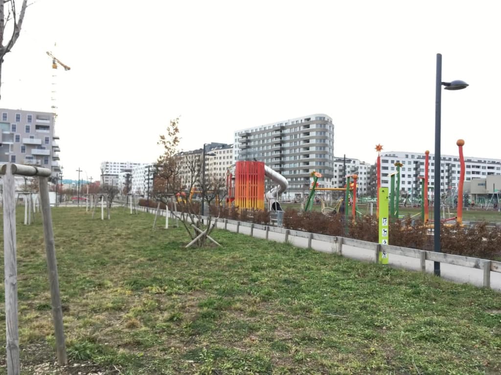 White Vintage Park View Apartment - photo 2