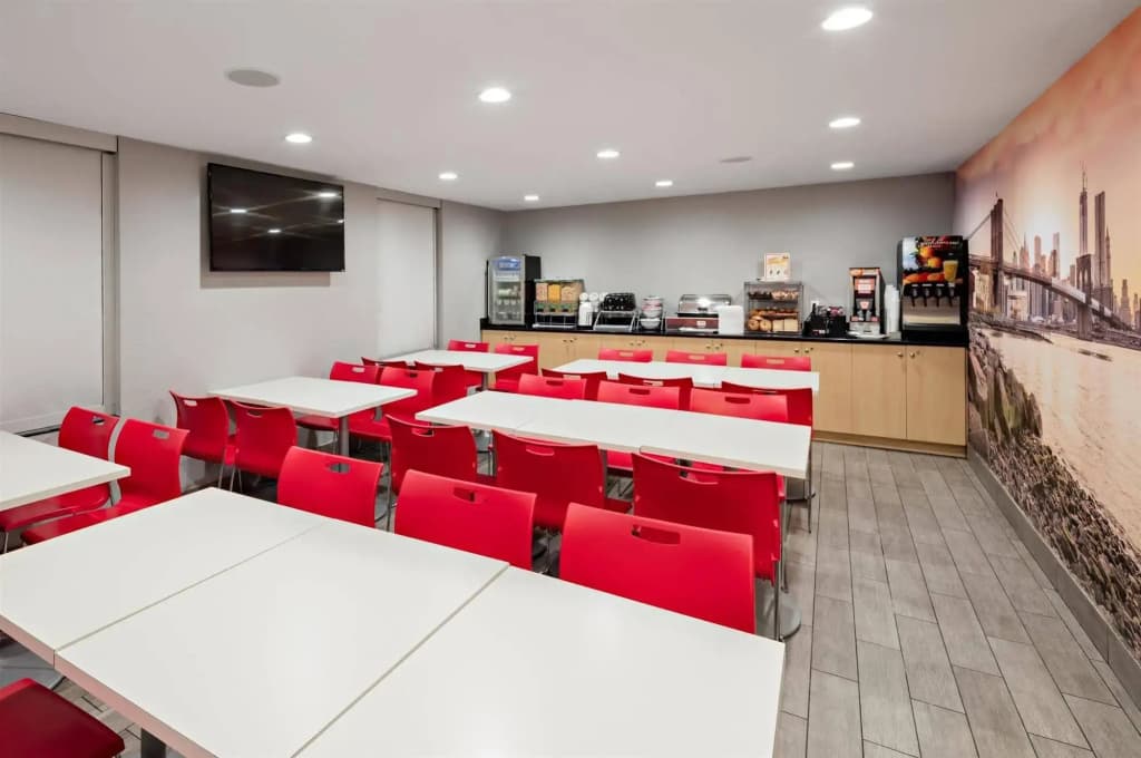 Red Lion Inn and Suites Brooklyn - photo 17