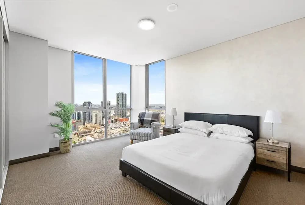 Central 2-bed With Parking & Stunning Views - photo 2