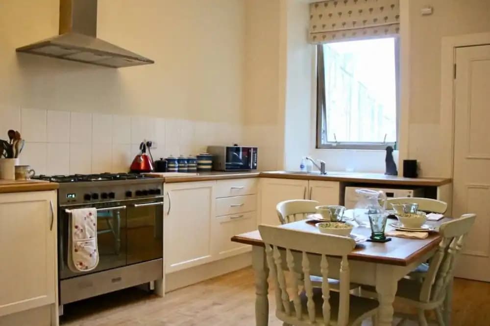 Classic 2 Bedroom Edinburgh Flat - photo 8