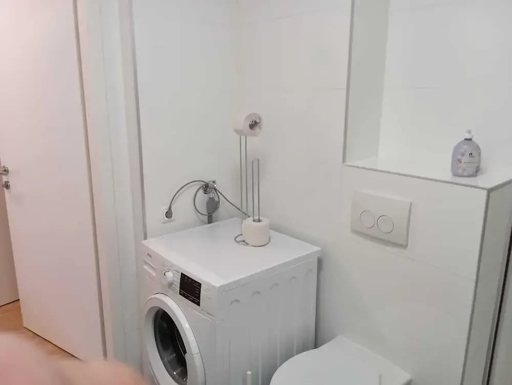 City Center Metro 1BR 1LR King Bed - photo 2