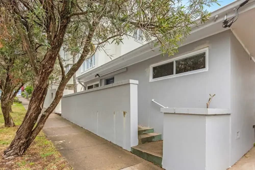Modern 1-bed Pad Minutes Away From Beach - photo 7