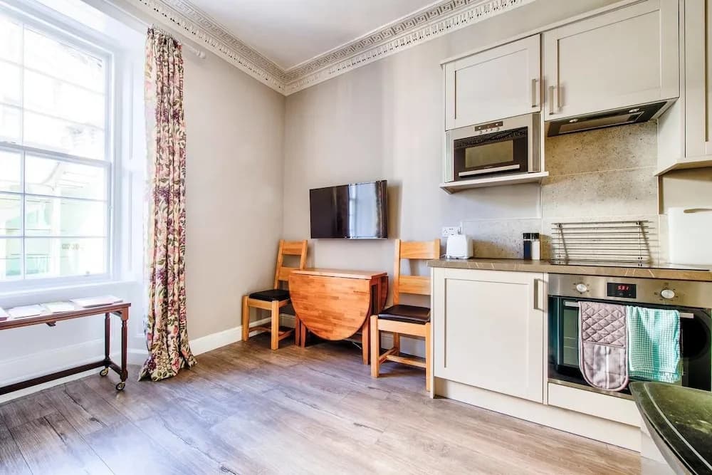 Beautifully Presented, Well Located, 2 bed apt - photo 14