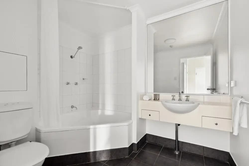Stylish 2-bed Camperdown Apartment With Balcony - photo 8