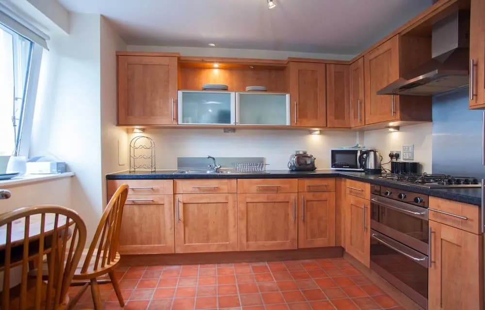 Gorgeous 2 Bed Flat in Historical Edinburgh - photo 11