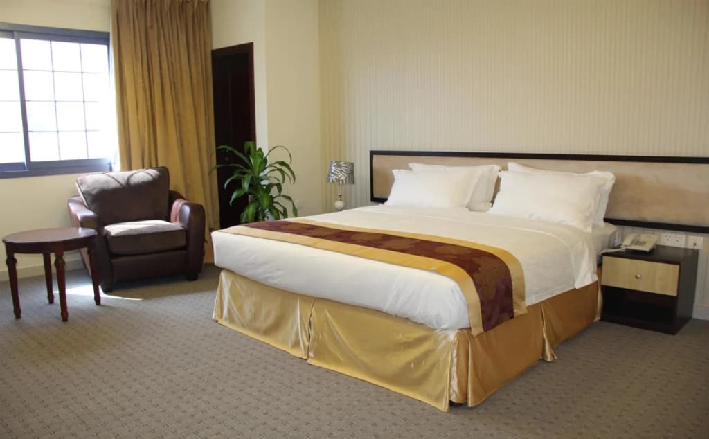 Peninsula Hotel - photo 2