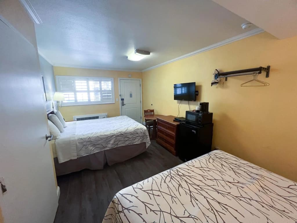 Van Ness Inn - photo 13