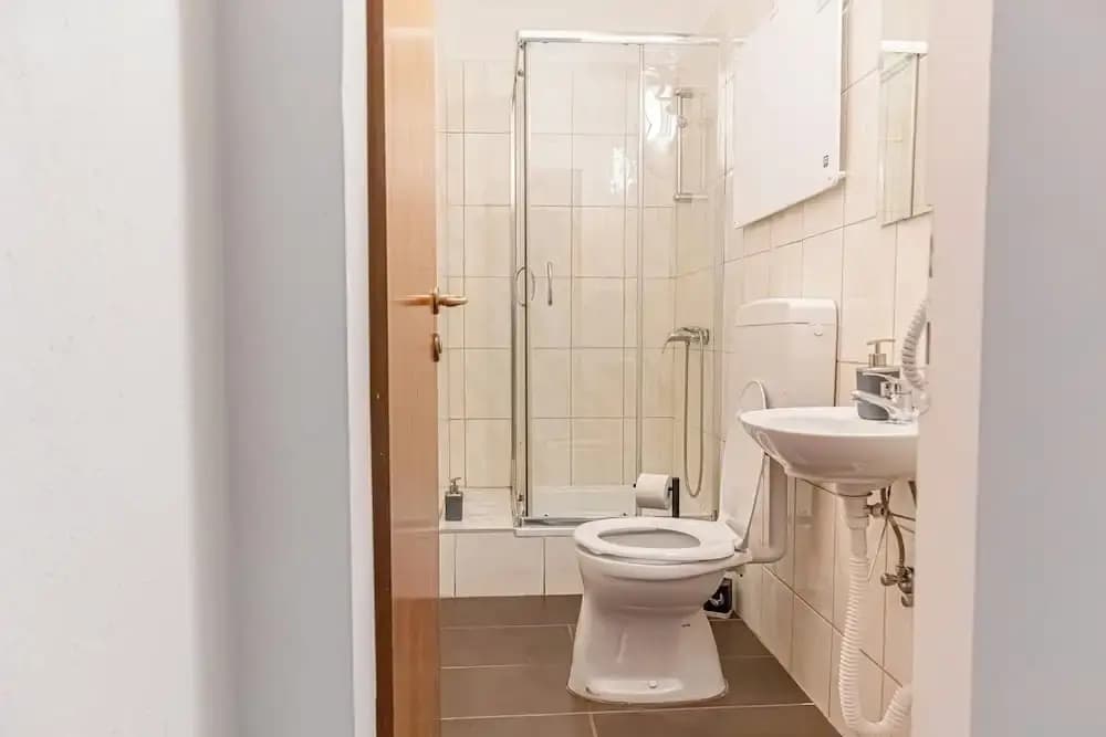 1BR Apt Near Westbahnhof Station - photo 13