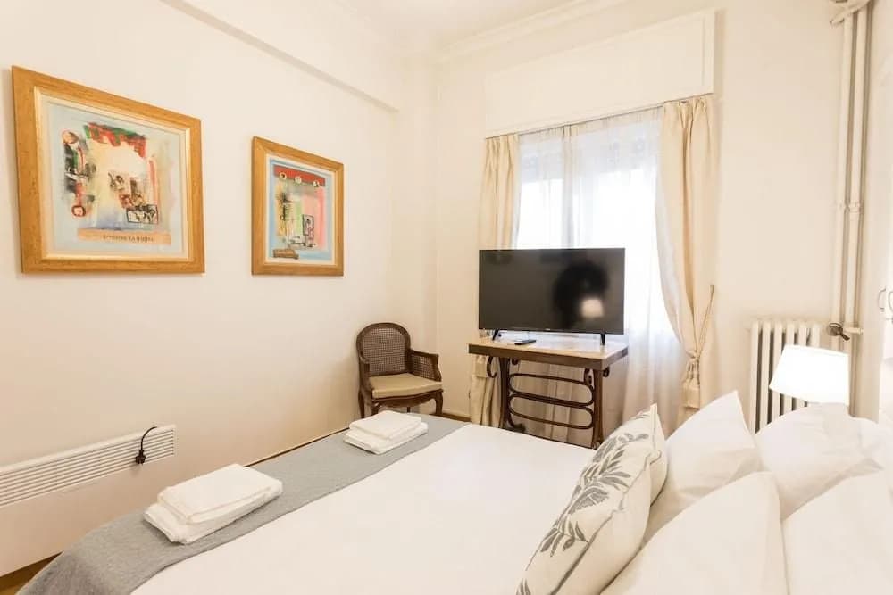 Elegant & Spacious 2bdr Flat - photo 5