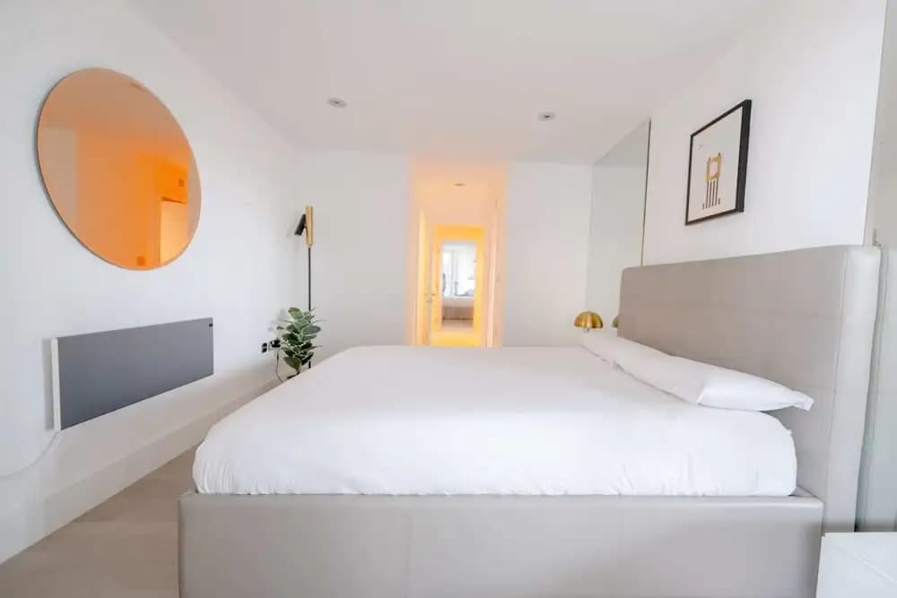 Central 2BD Flat w/ River View Balcony - Vauxhall! - photo 3
