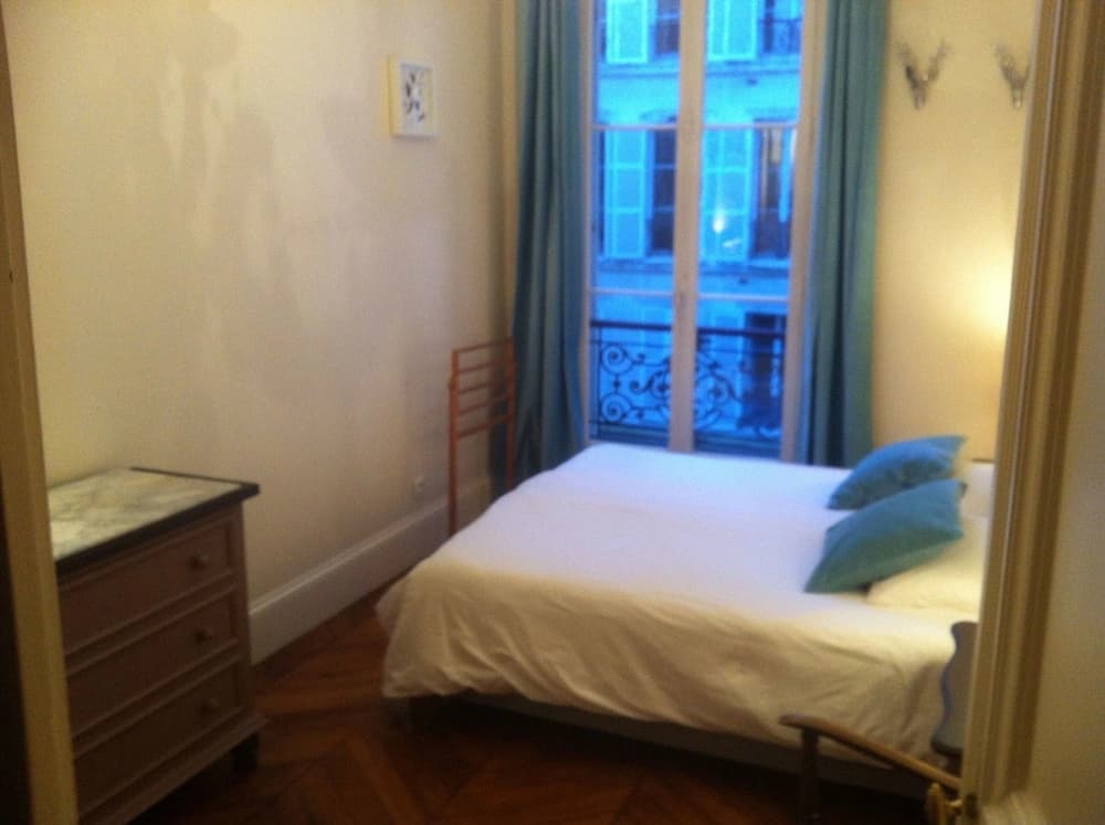 A Room In Paris - main photo
