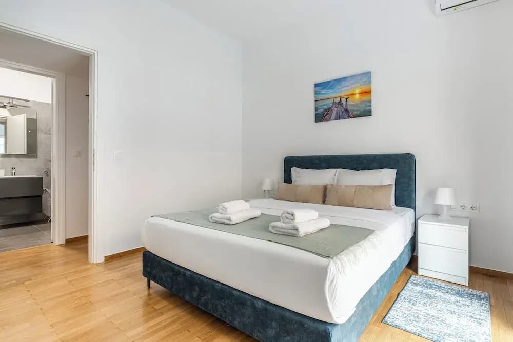 Cozyopolis - Timeless 3-BR in Athens - photo 5