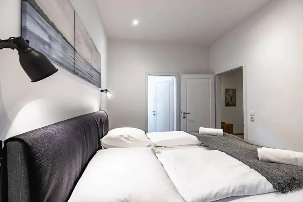 Modern apartment next to subway station - photo 5
