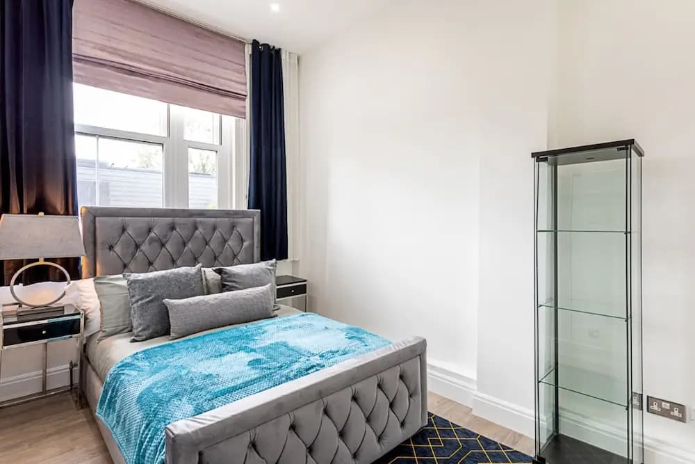 Charming Chelsea Flat - photo 3