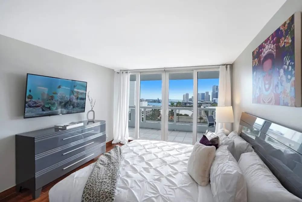 Bay Overlooking Condo With Balcony - photo 6