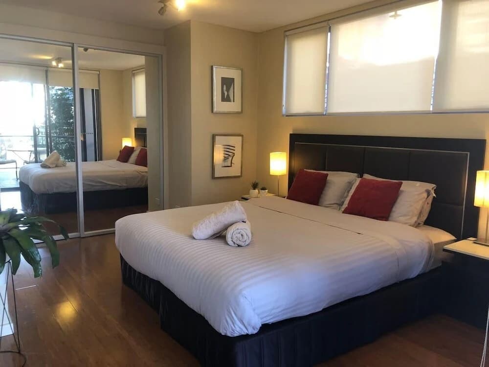 Spacious One Bedder in Sydney’s Hotspot Location - photo 3