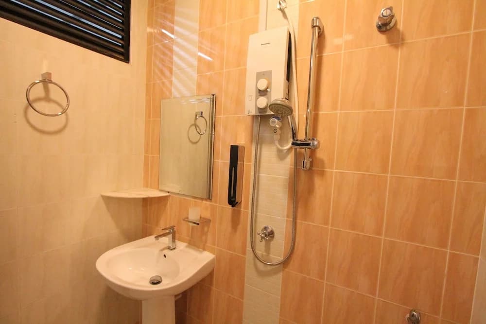Ian's 5th Home - photo 8