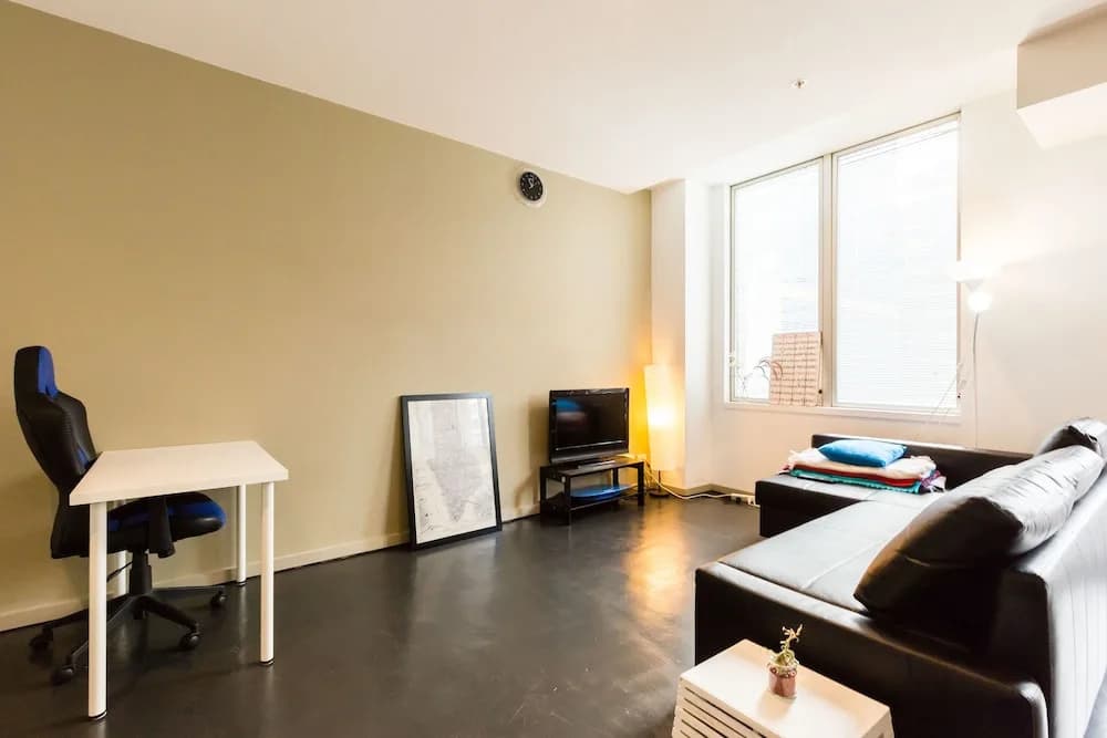 MEGAN, 2BDR Melbourne Apartment - photo 2