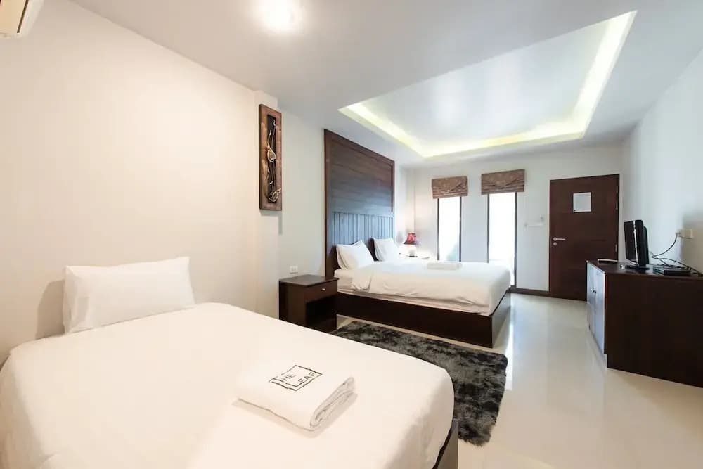 The leaf&pool hostel - photo 2
