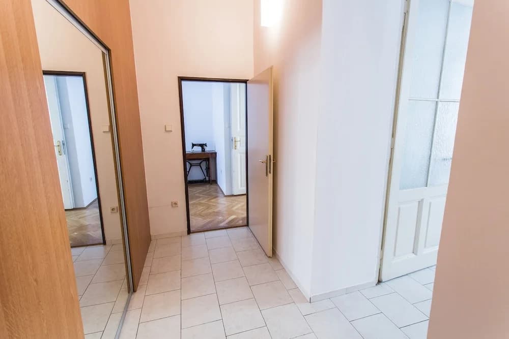 Central Retro Apartment - photo 3