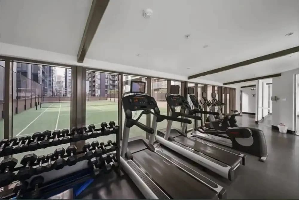 Stylish Southbank 2-bed Flat w/ Balcony - photo 8