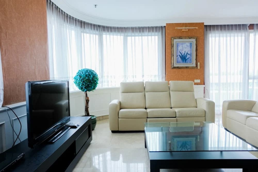 Spacious 2BR Park Royale Apartment - photo 2