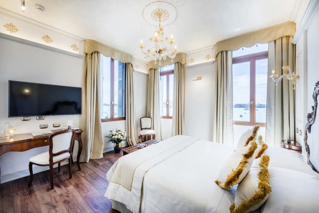 Hotel Monaco & Grand Canal - photo 10