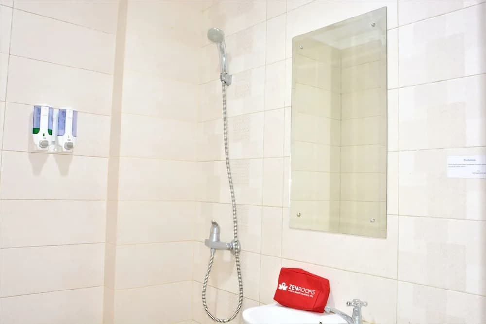 ZEN Rooms Basic Pegangsaan Kelapa Gading - photo 9