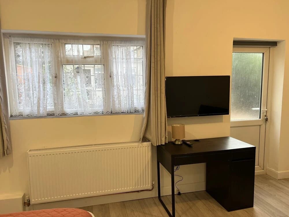 Remarkable 2-bed Apartment in Ilford, London - photo 3