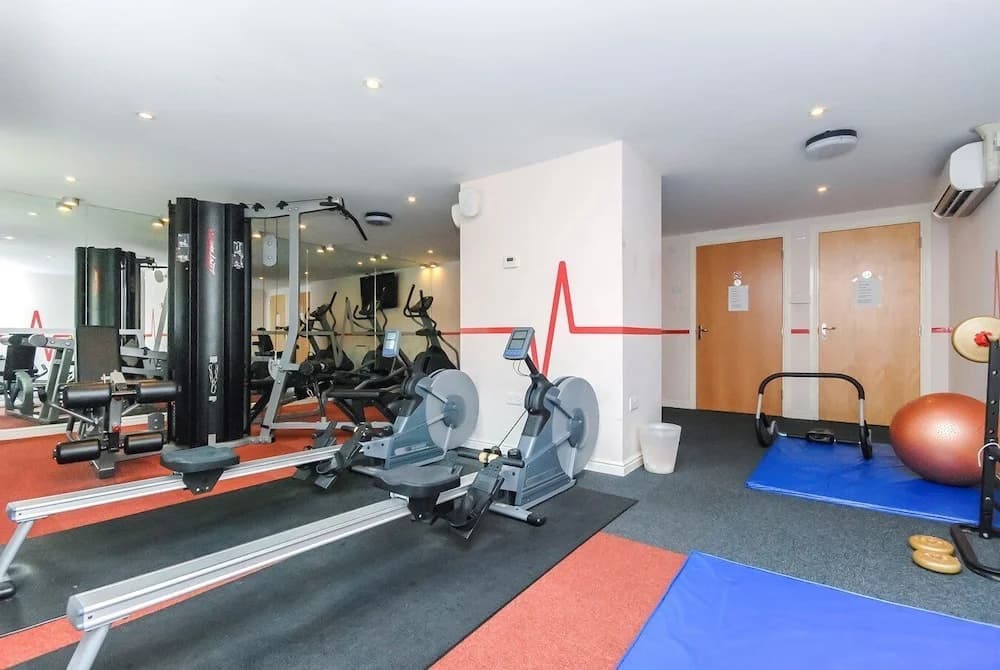 This fantastic 3 bed ground floor apartment has private parking too! - photo 8