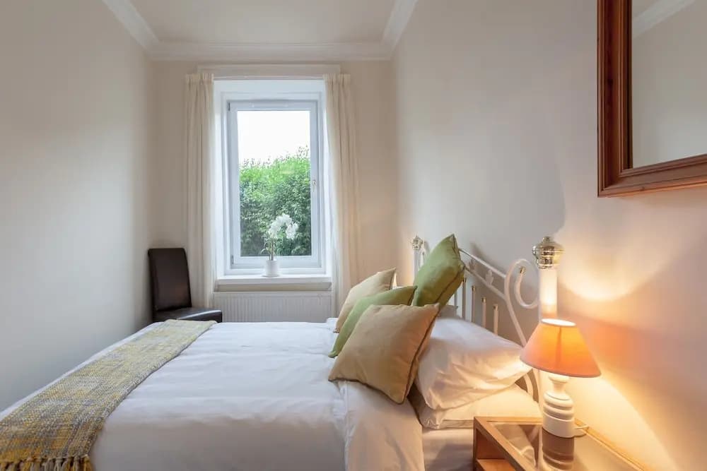 1 Bedroom Traditional Leith Flat - photo 5