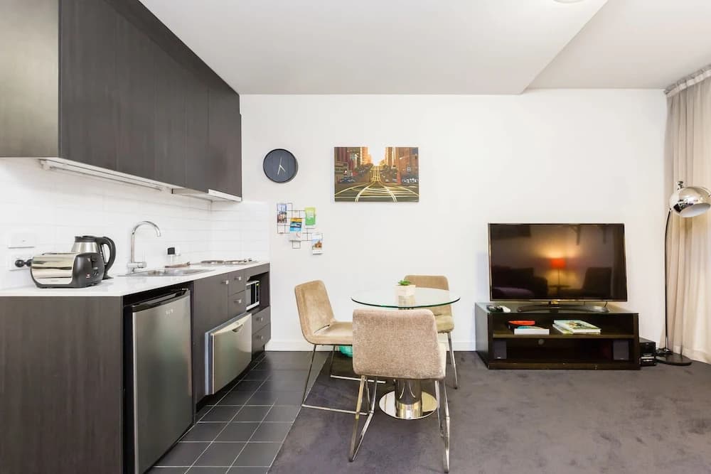 Imogen, Melbourne Studio Apartment - photo 2