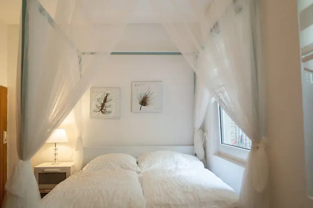 Timeless 2BR Near Downtown - photo 2