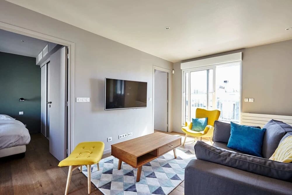 Stunning 2BR Home With Balcony in Batignolles - photo 4