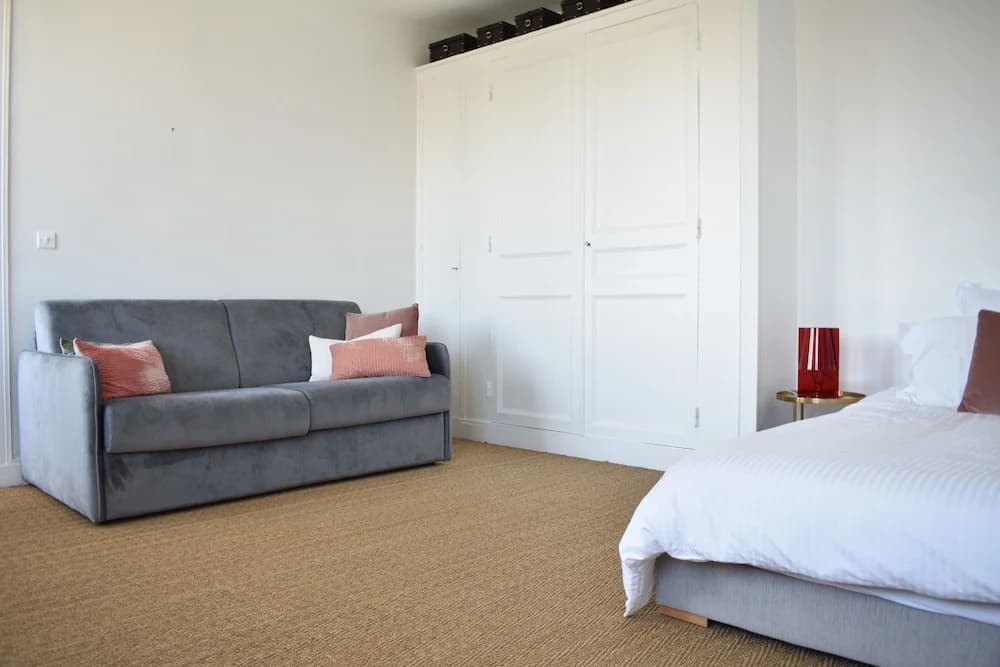 1 Bedroom Apartment Near Champs Elysee - photo 2
