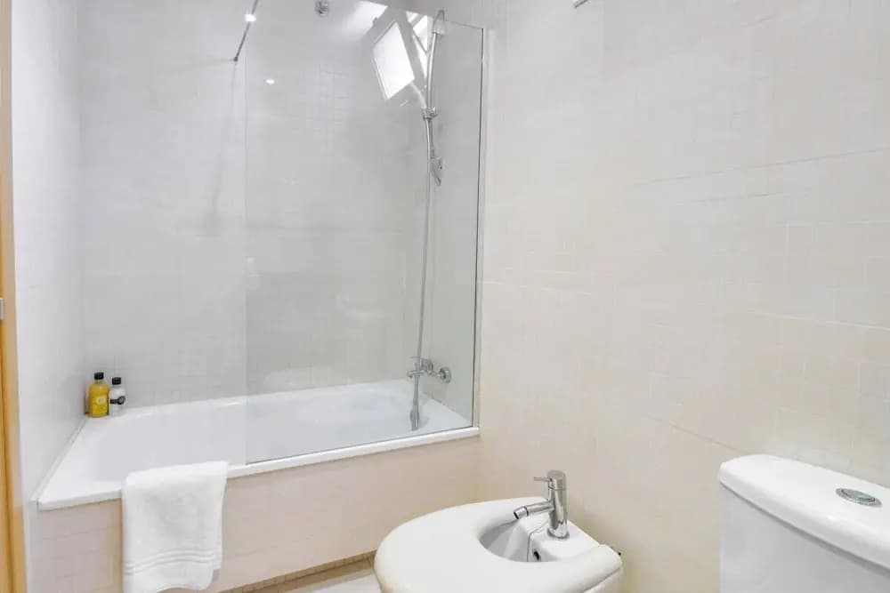 Fabulous 2 Bed with terrace close to Plaza España - photo 7