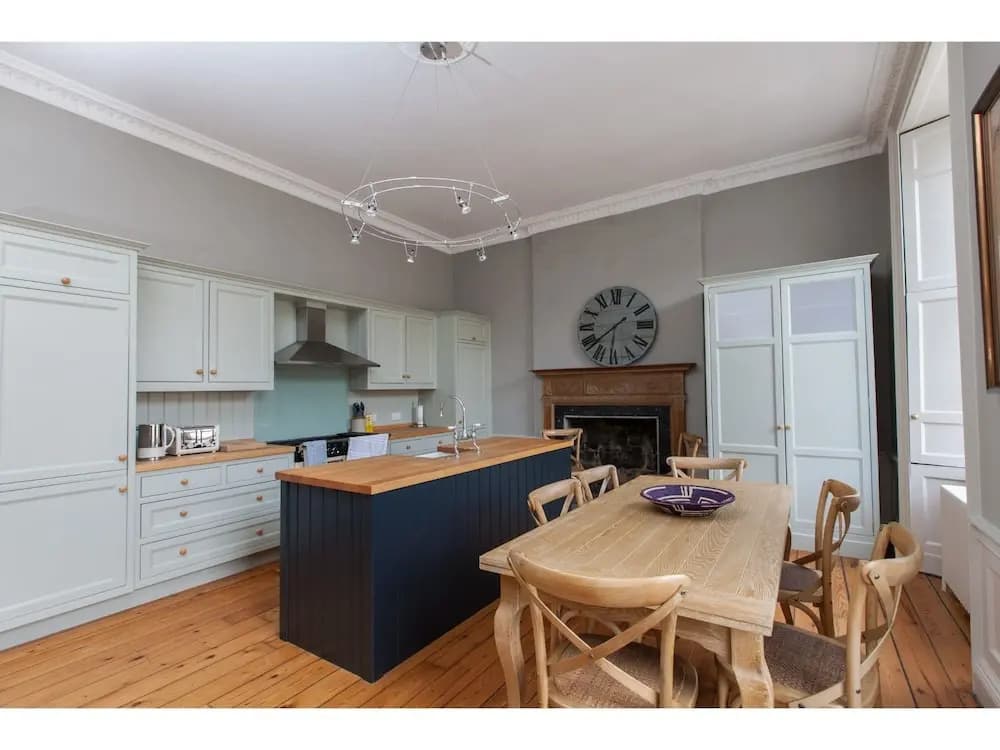 Central, Spacious 3BR Edinburgh Flat For 6 - photo 6